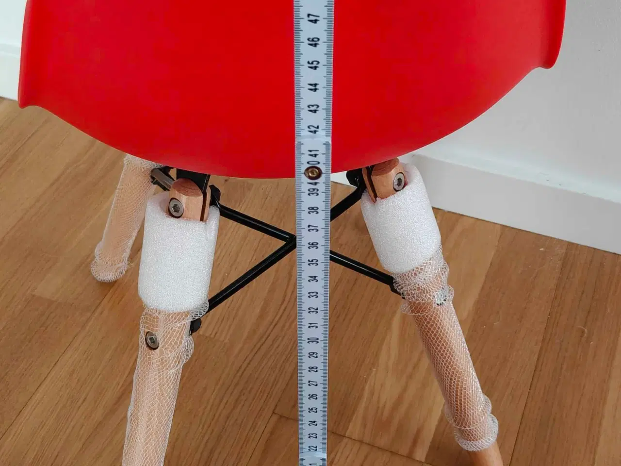 Billede 3 - Barnestol med rødt formstøbt sæde