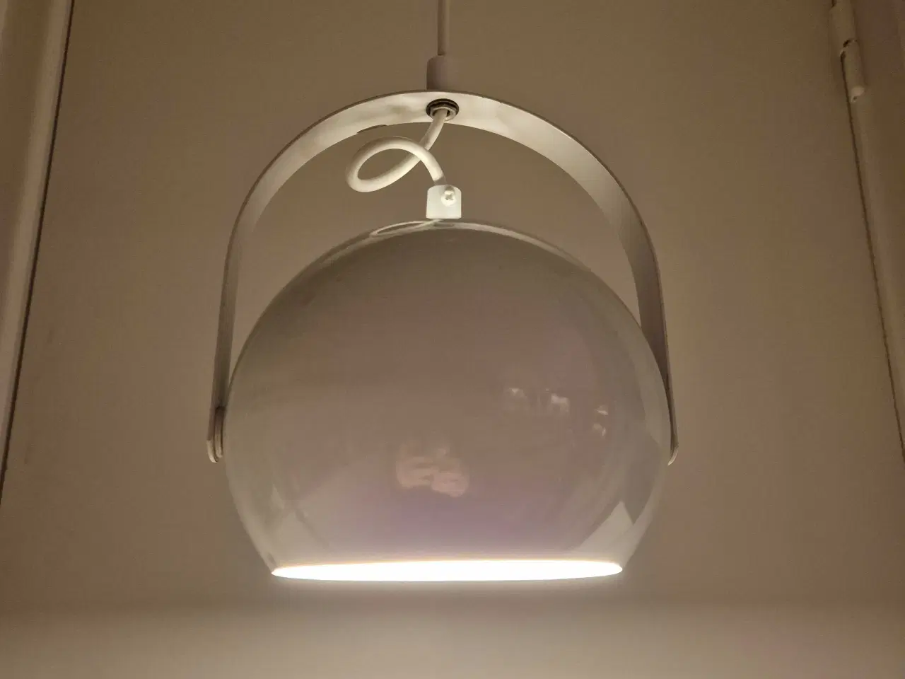 Billede 9 - Hvid kuglelampe med smart vippefunktion 