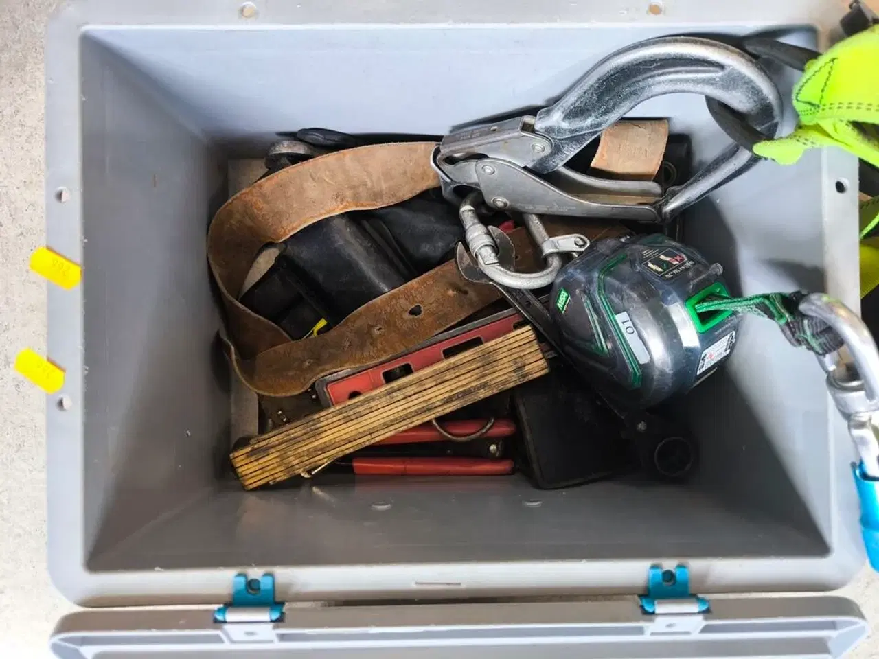 Billede 2 - Kasse m. sikringsgrej samt div.