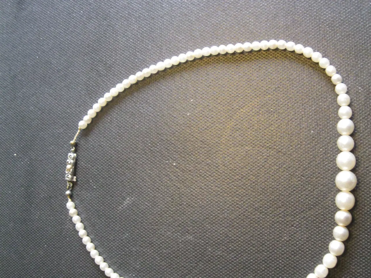 Billede 1 - Perlehalskæde i løb med 3-tårnet sølvlås 43 cm 