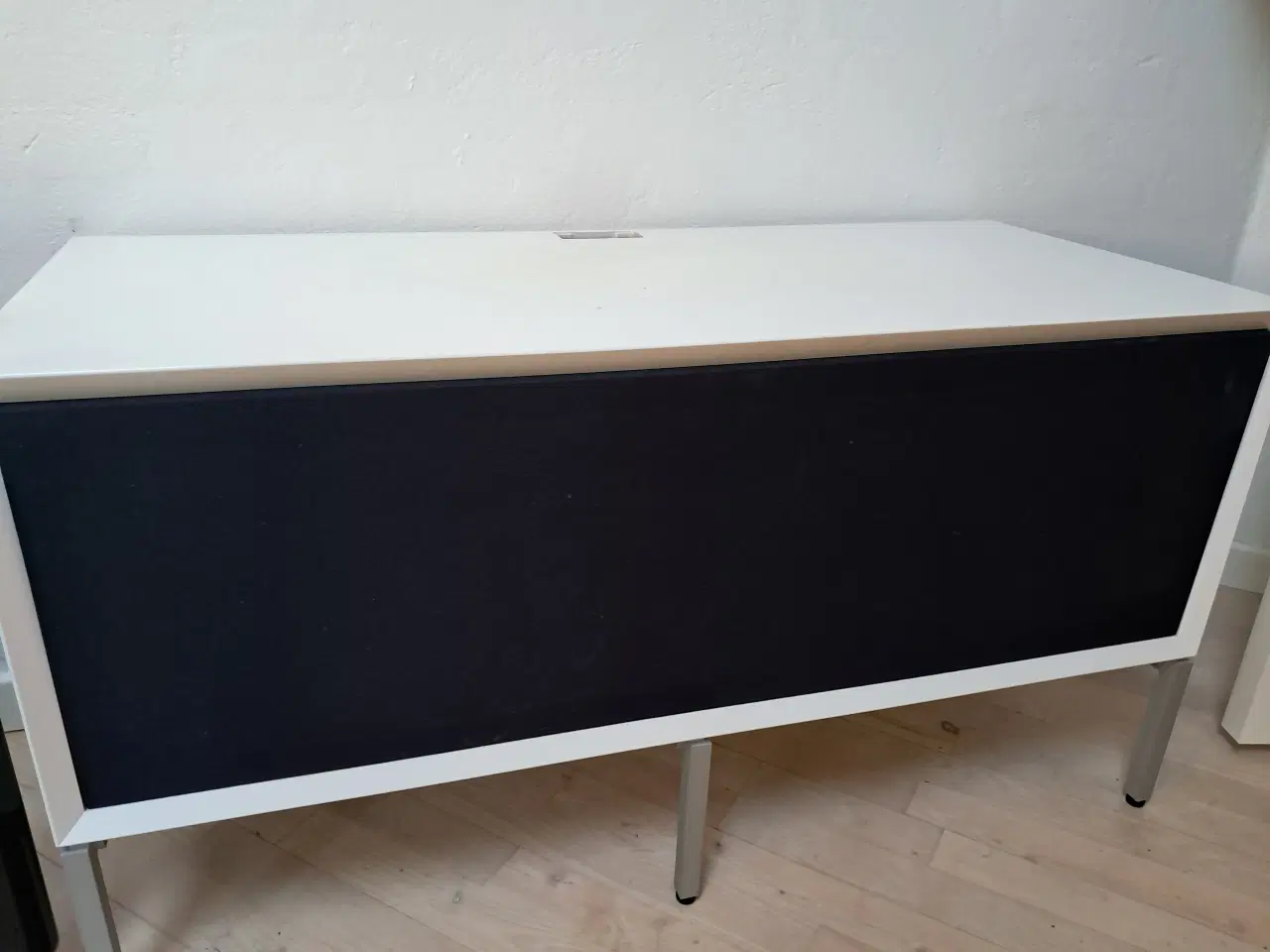 Billede 1 - TV bord med plads til surround anlæg samt 42' TV