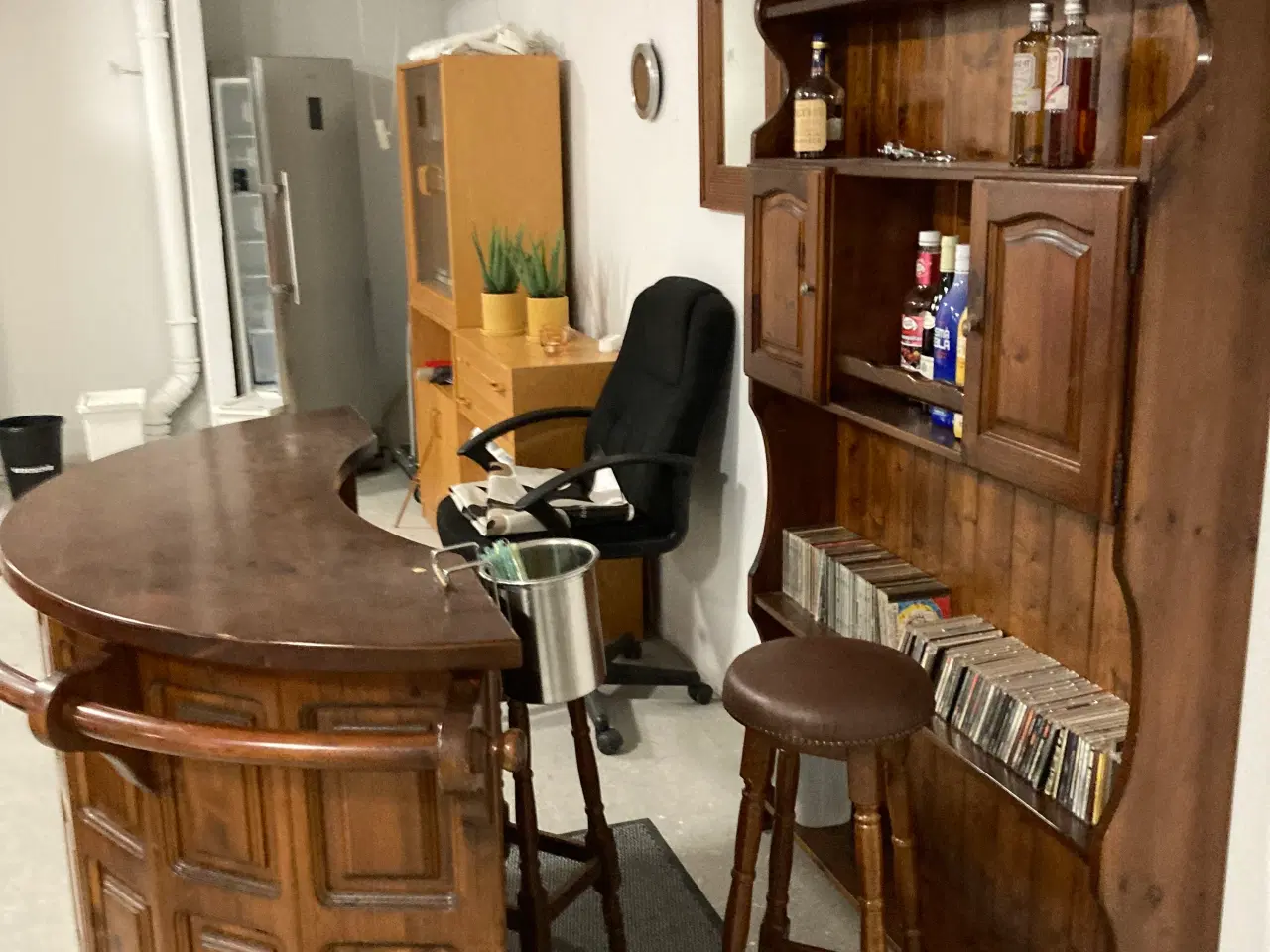 Billede 3 - Bardisk med bar reol og to barstole 