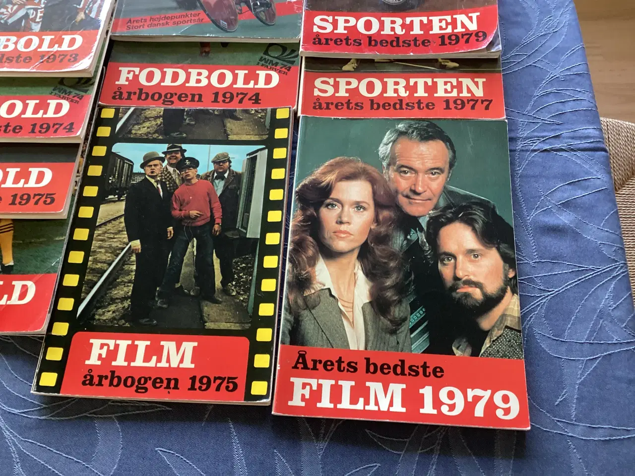 Billede 3 - Sport -og filmårbøger. 10  kr stk