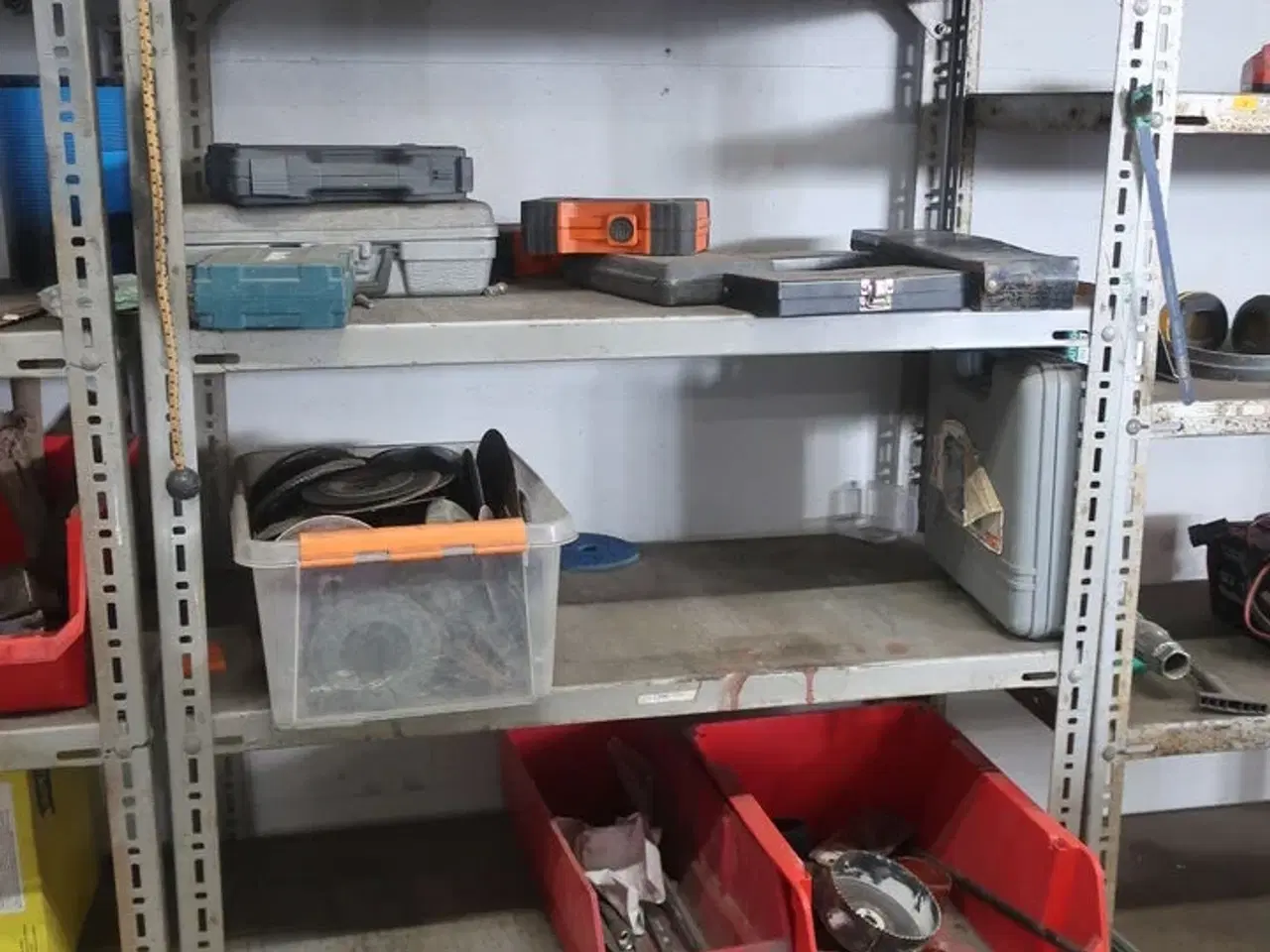 Billede 3 - 3 stk. lagerreoler med div. Værktøj, varelager, batterier m.m.