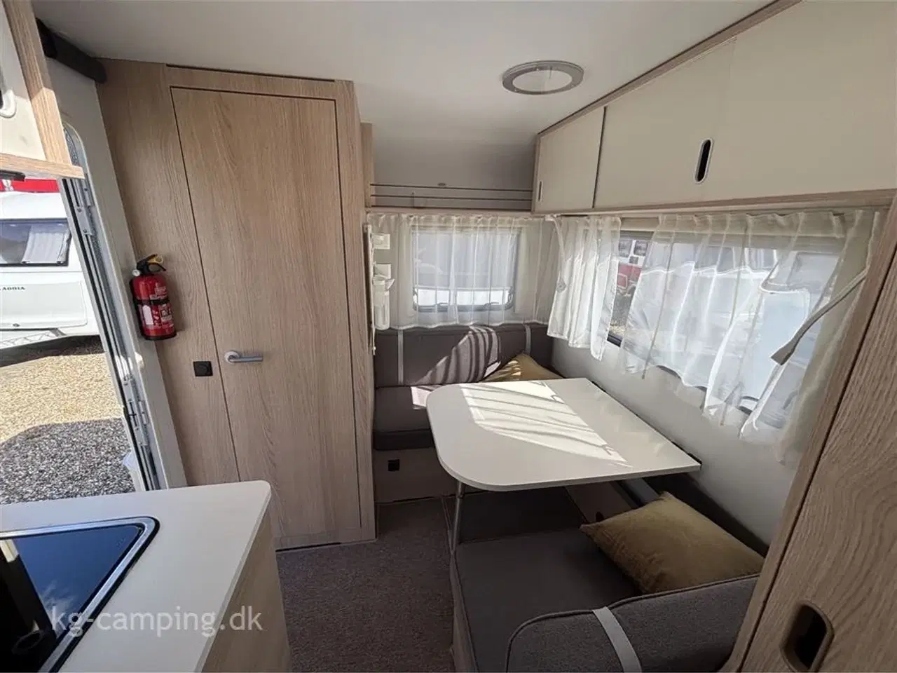 Billede 9 - 2023 - Adria Aviva 400 PS   Super rejsevogn med dobbeltseng.