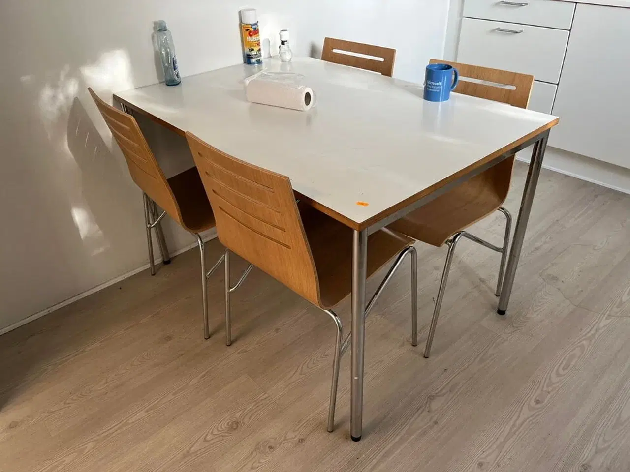 Billede 1 - Spisebord med 4 stk. stole