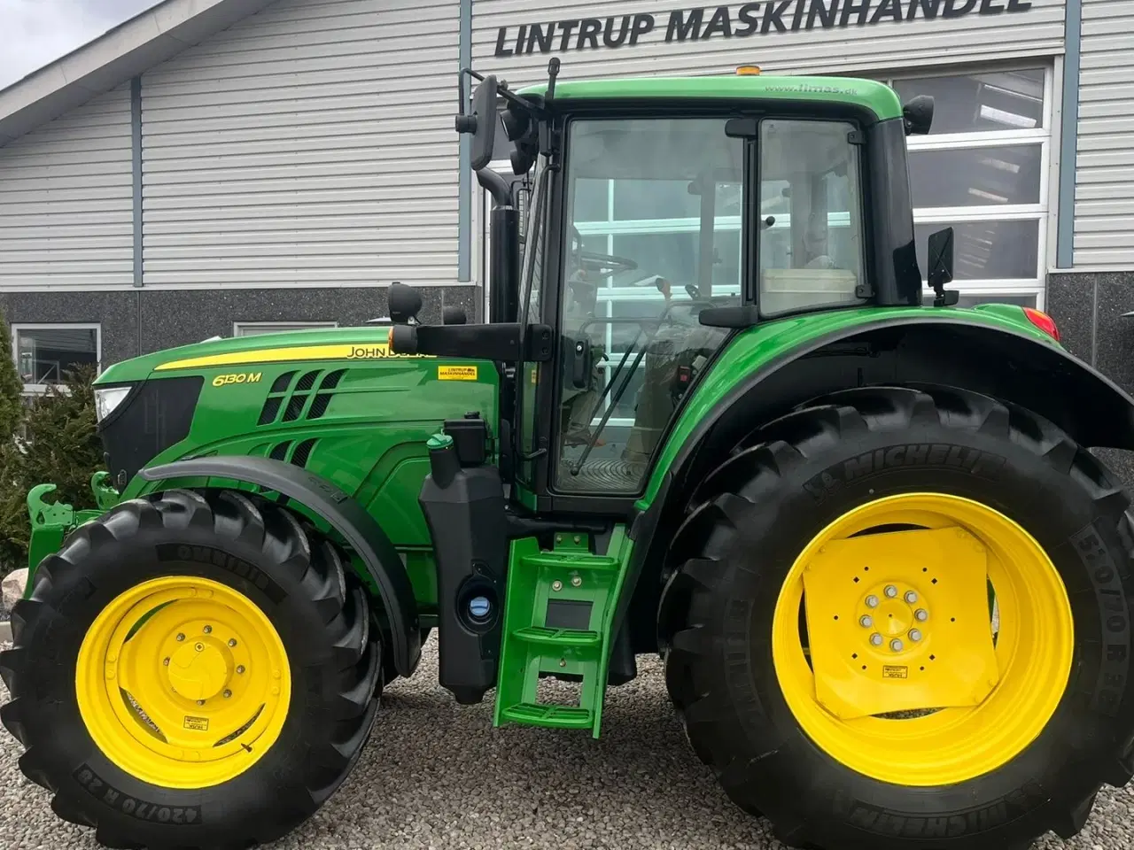 Billede 11 - John Deere 6130M med Auto Quard gearkasse og med krybe gear. I for er der frontlift og 2stk dobbeltvirkende fjernudtag