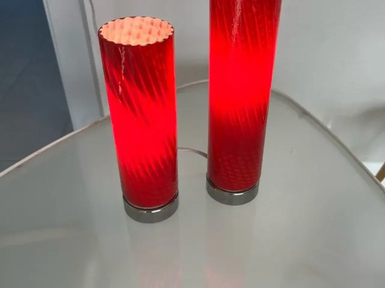 Billede 2 - 2 herstal lamper røde