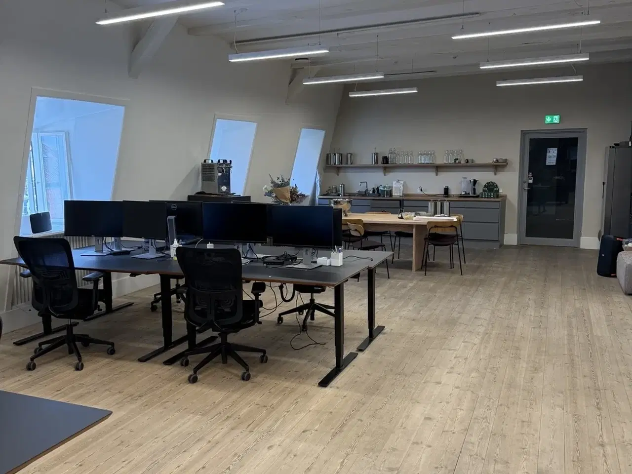 Billede 6 - Kontorplads ud til kanalerne på Christianshavn