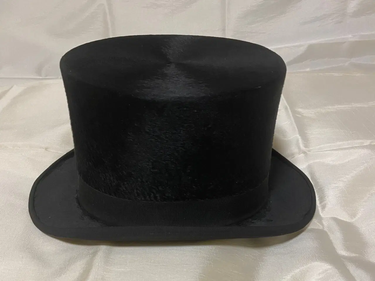 Billede 2 - Høj sort hat håndlavet af N. Jacobsen Middelfart