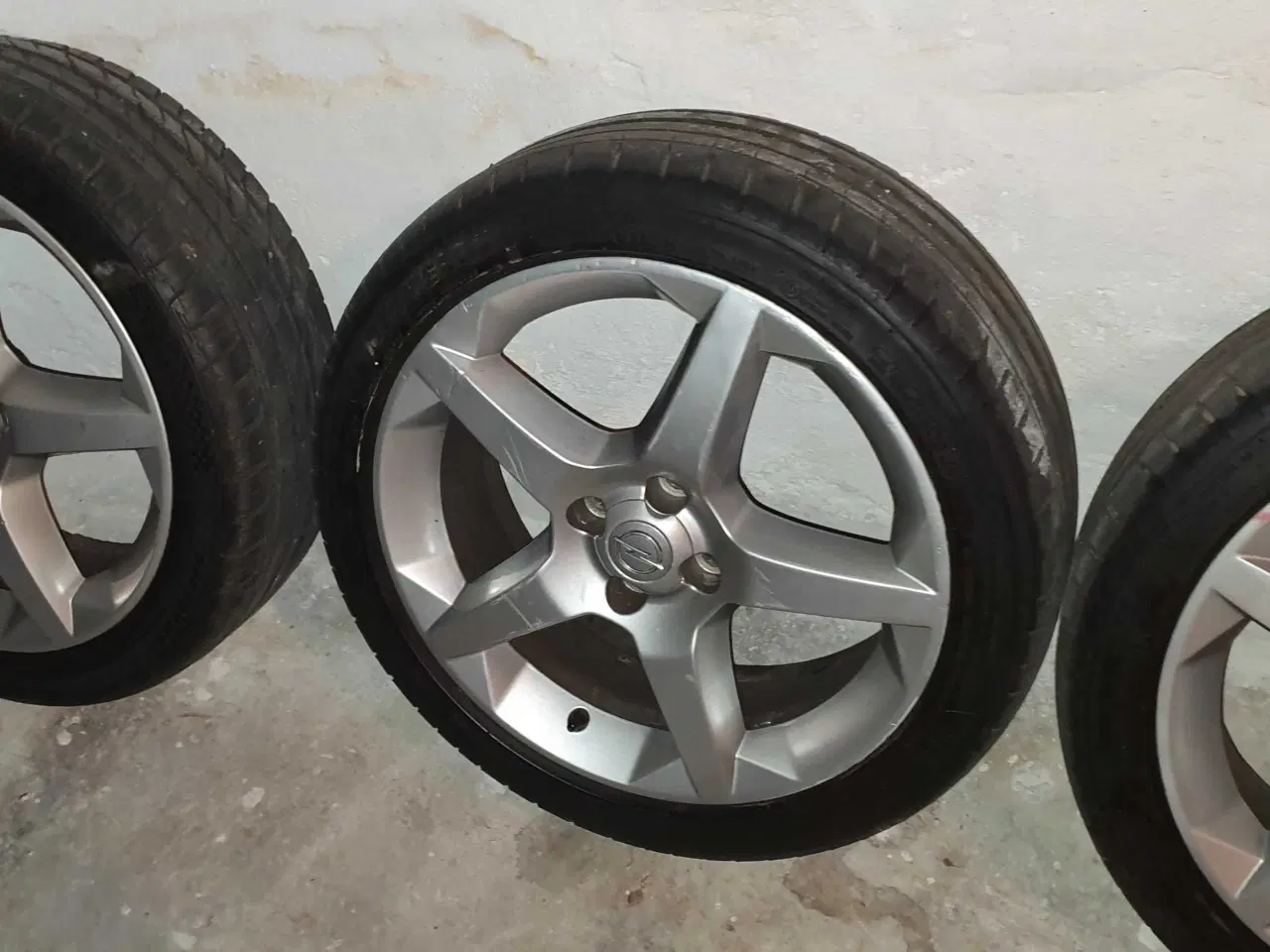 Billede 4 - Alluminiumsfælge med sommerdæk  