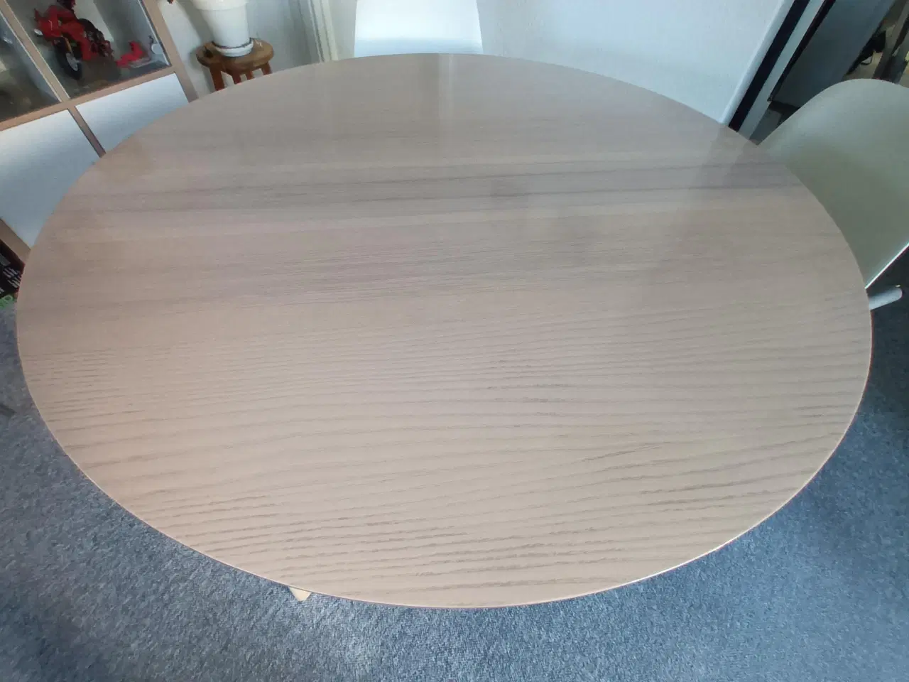 Billede 3 - Spisebord i birketræsfiner, Ø 105 cm, med 4 stole