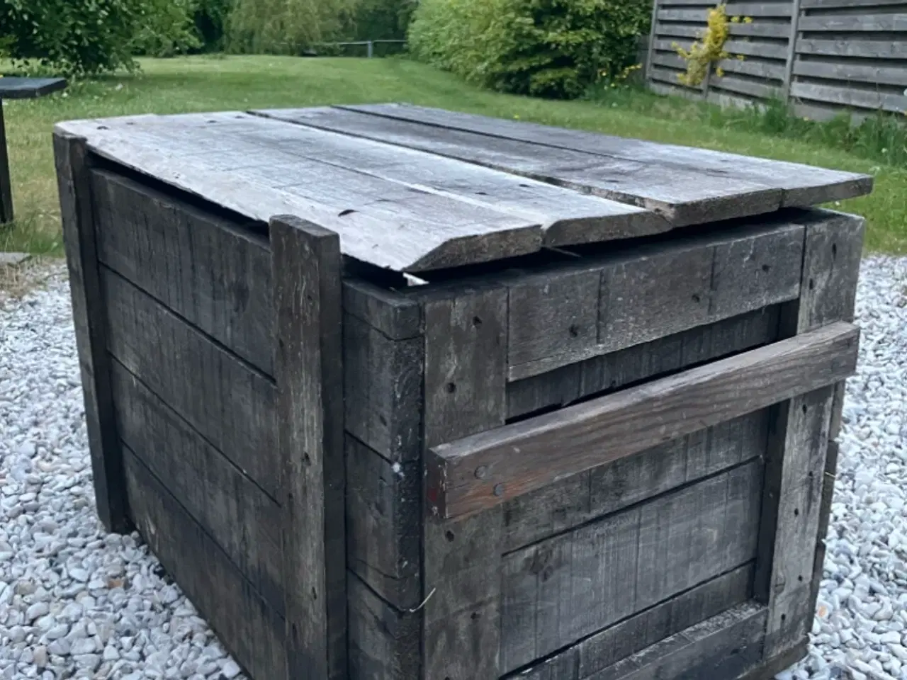 Billede 1 - Fed gammel kasse / bord / kiste
