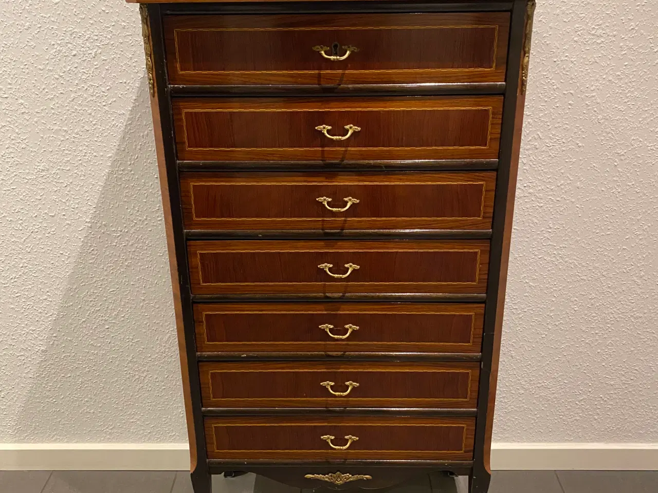 Billede 1 - Kommode over 60 år gl, pæn og velholdt