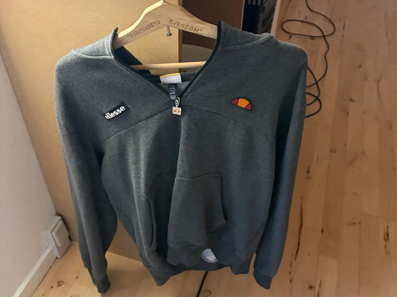 Billede 1 - Grå Ellesse sweatshirt med lynlås