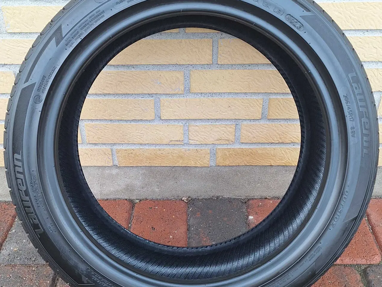 Billede 1 - 1 stk. sommerdæk 205/45 R17