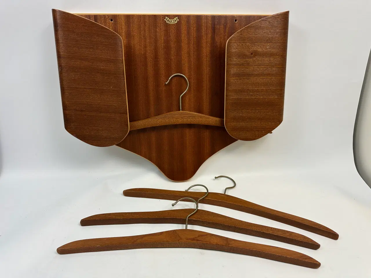 Billede 1 - Retro bænger holder til bøjler i teak. 