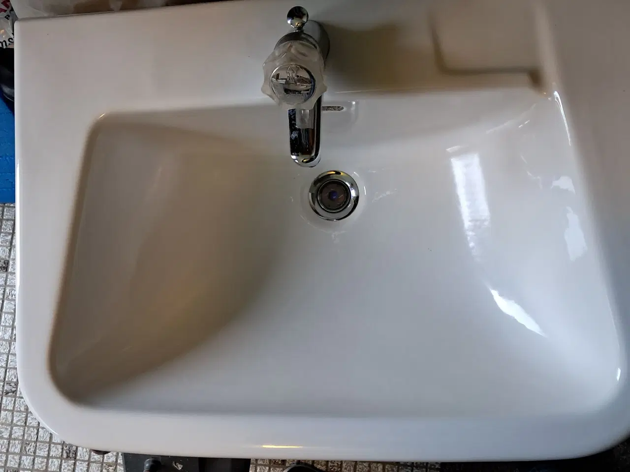 Billede 2 - Håndvask i porselæn inkl. blandingsbatteri