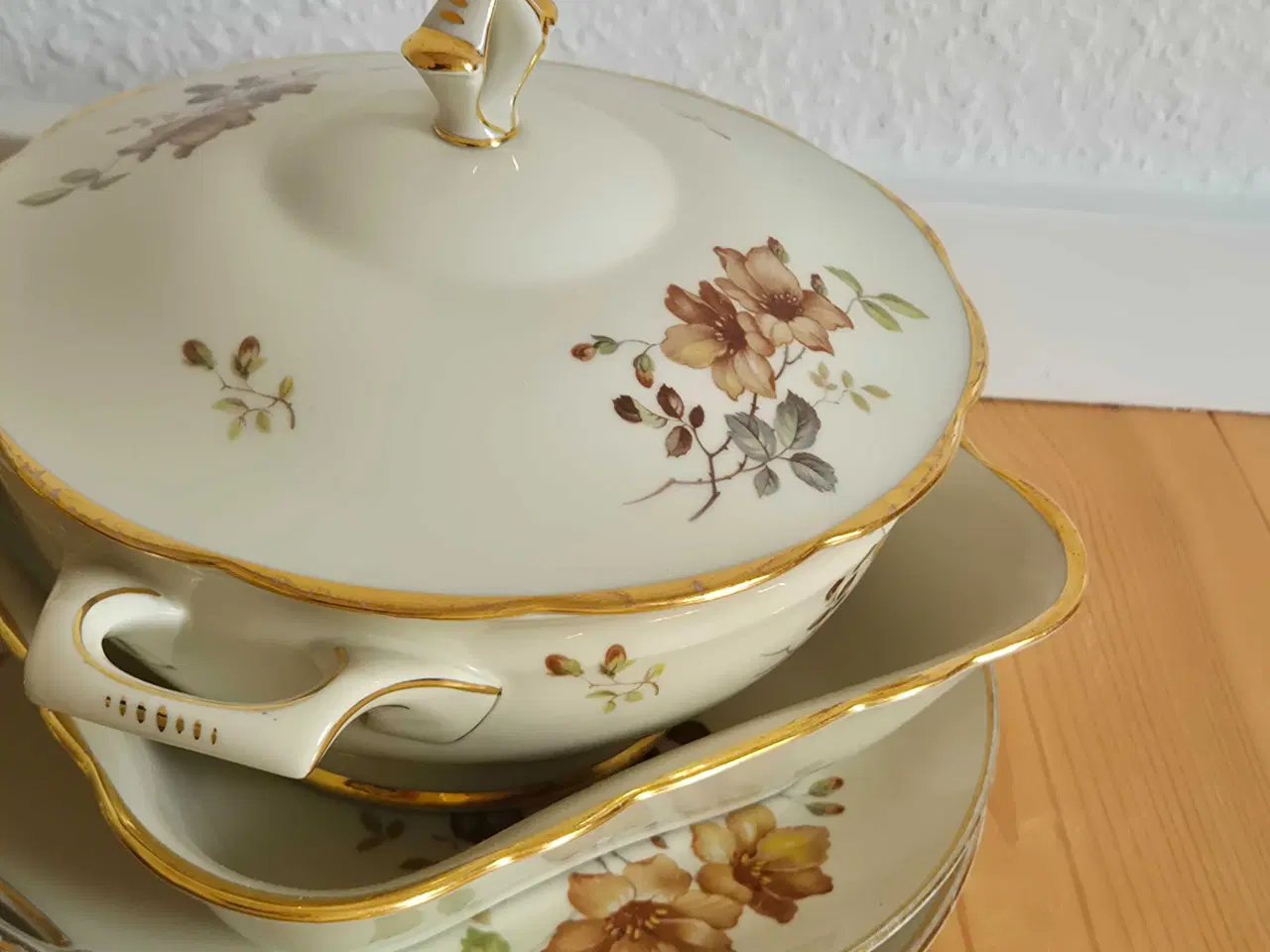 Billede 3 - Spisestel "Københavns porcellains maleri "