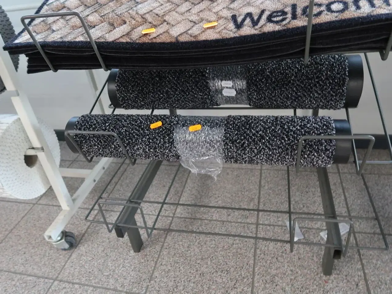 Billede 5 - Hylde med dørmåtter