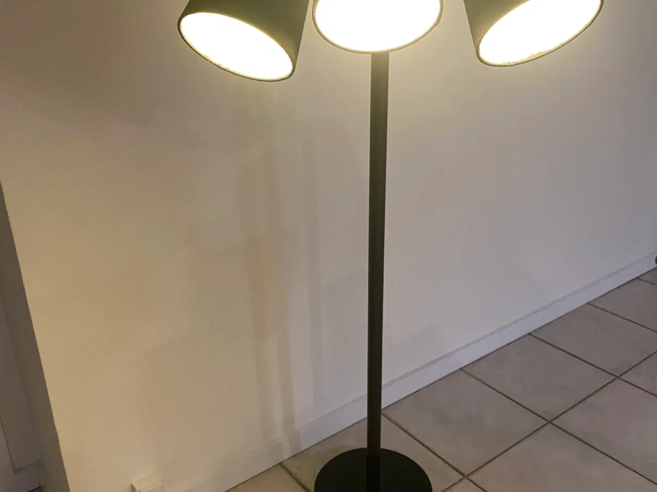 Billede 2 - Gulvlampe med tre sorte skærme