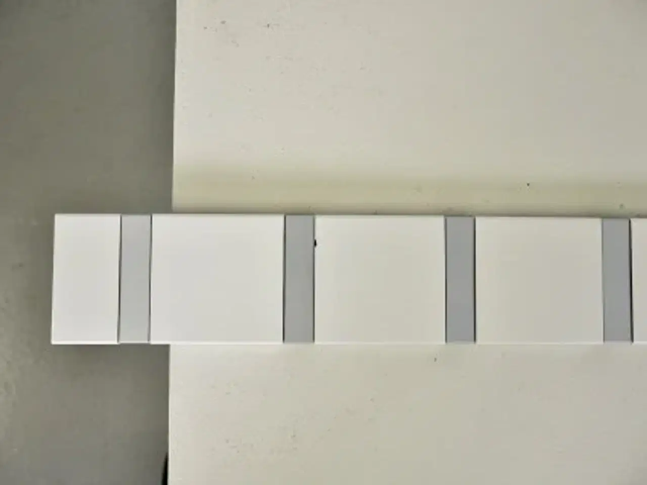 Billede 7 - Knax knagerække i hvid med 10 alu knage