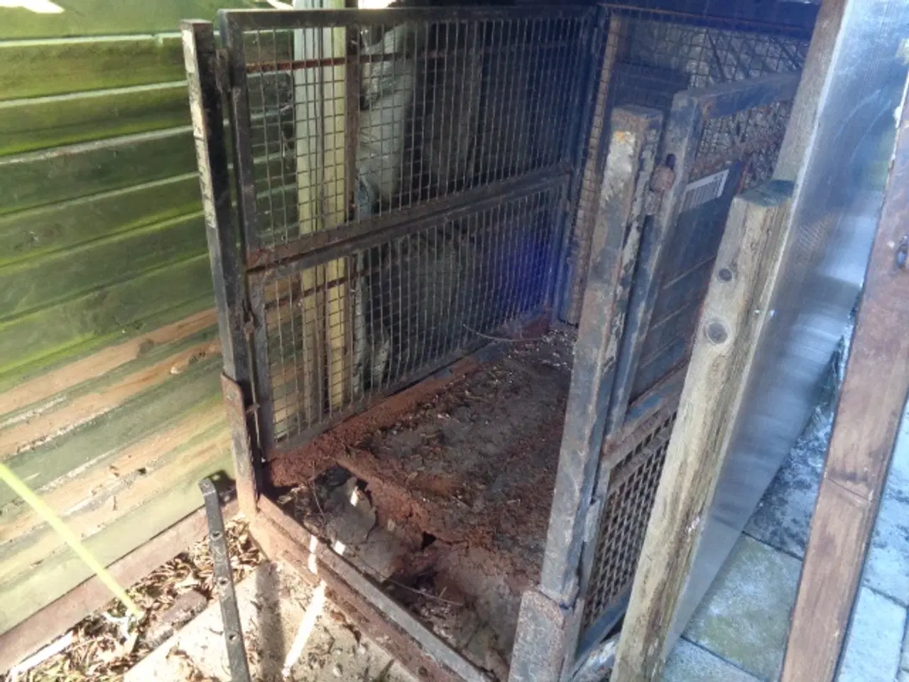 Billede 1 - To halve bure