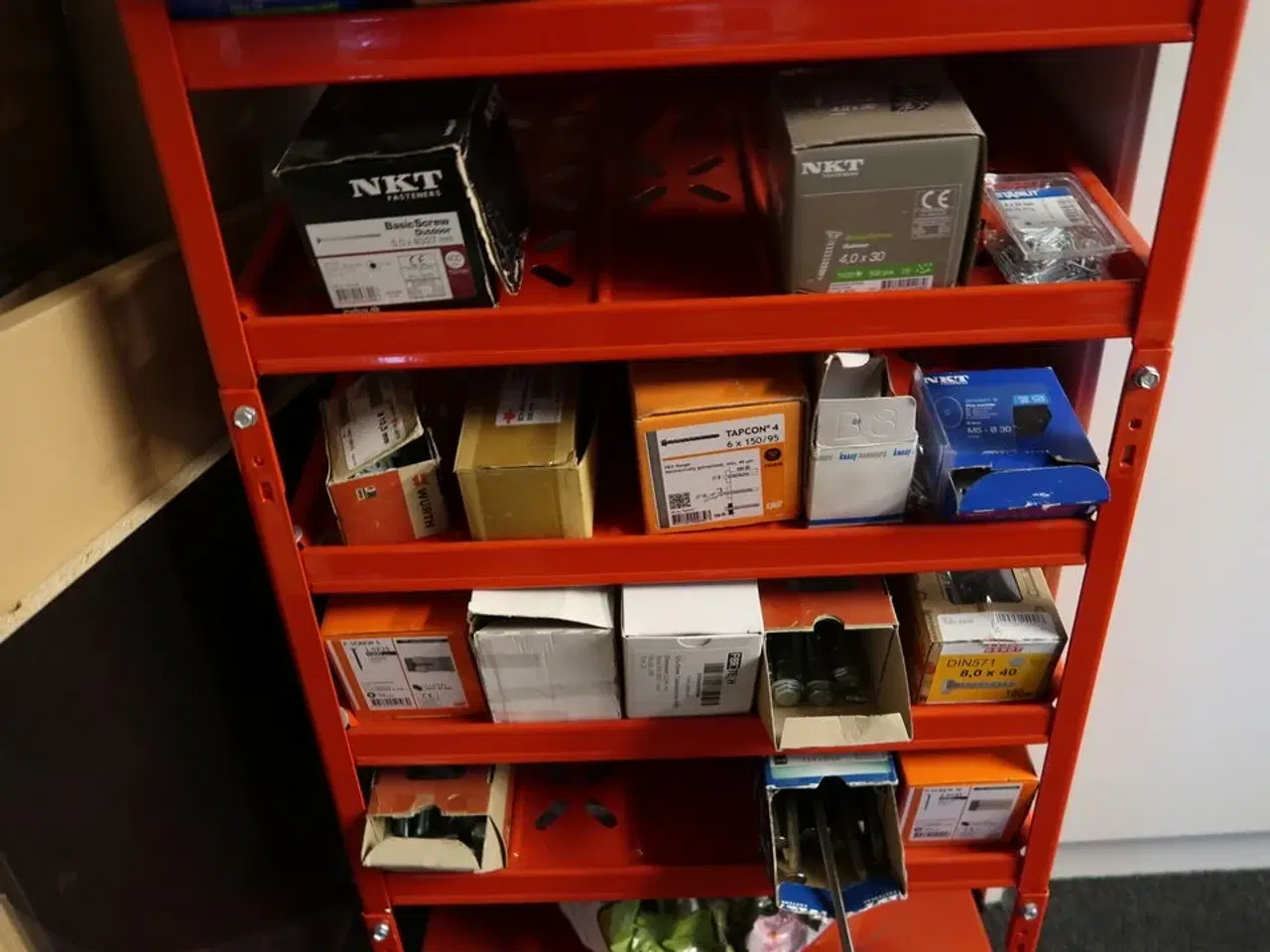 Billede 6 - Reol med div. Skruer m.m.