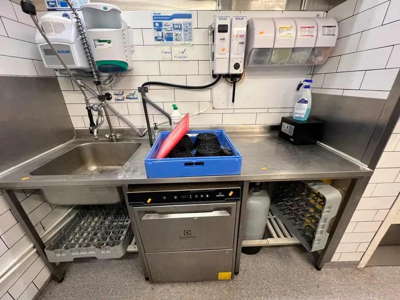 Billede 1 - Arbejdsstation inkl. vandhane