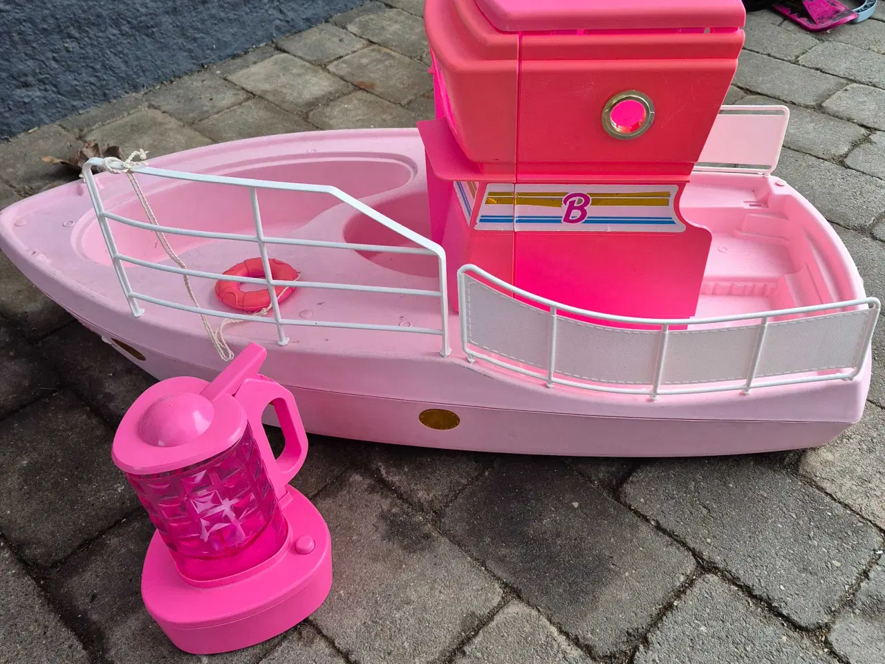 Billede 2 - Barbie båd med fejl og mangler