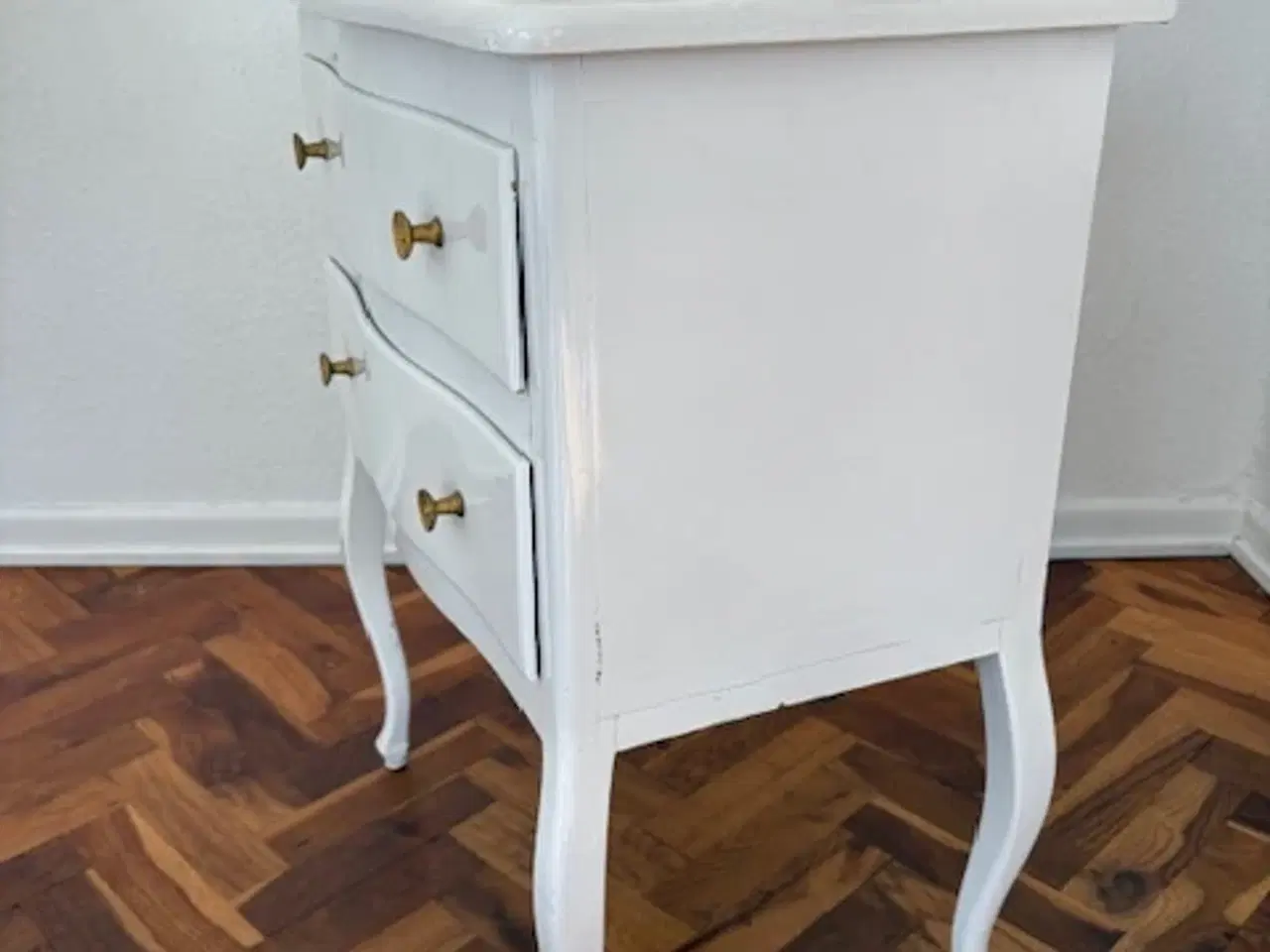 Billede 3 - Hvid kommode med 2 skuffer og messinggreb
