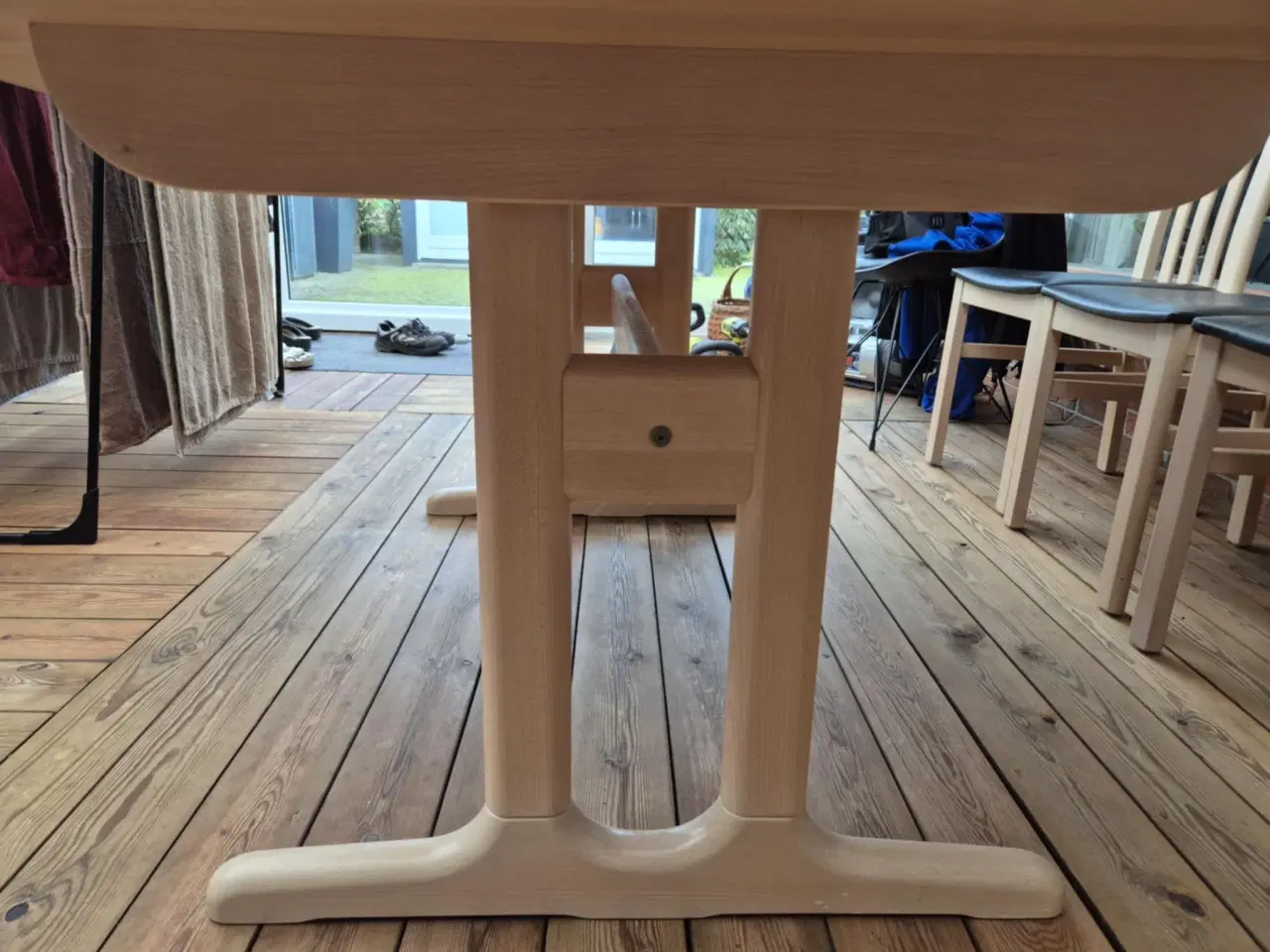 Billede 4 - Spisebordssæt med 6 stole og 2 tillægsplader