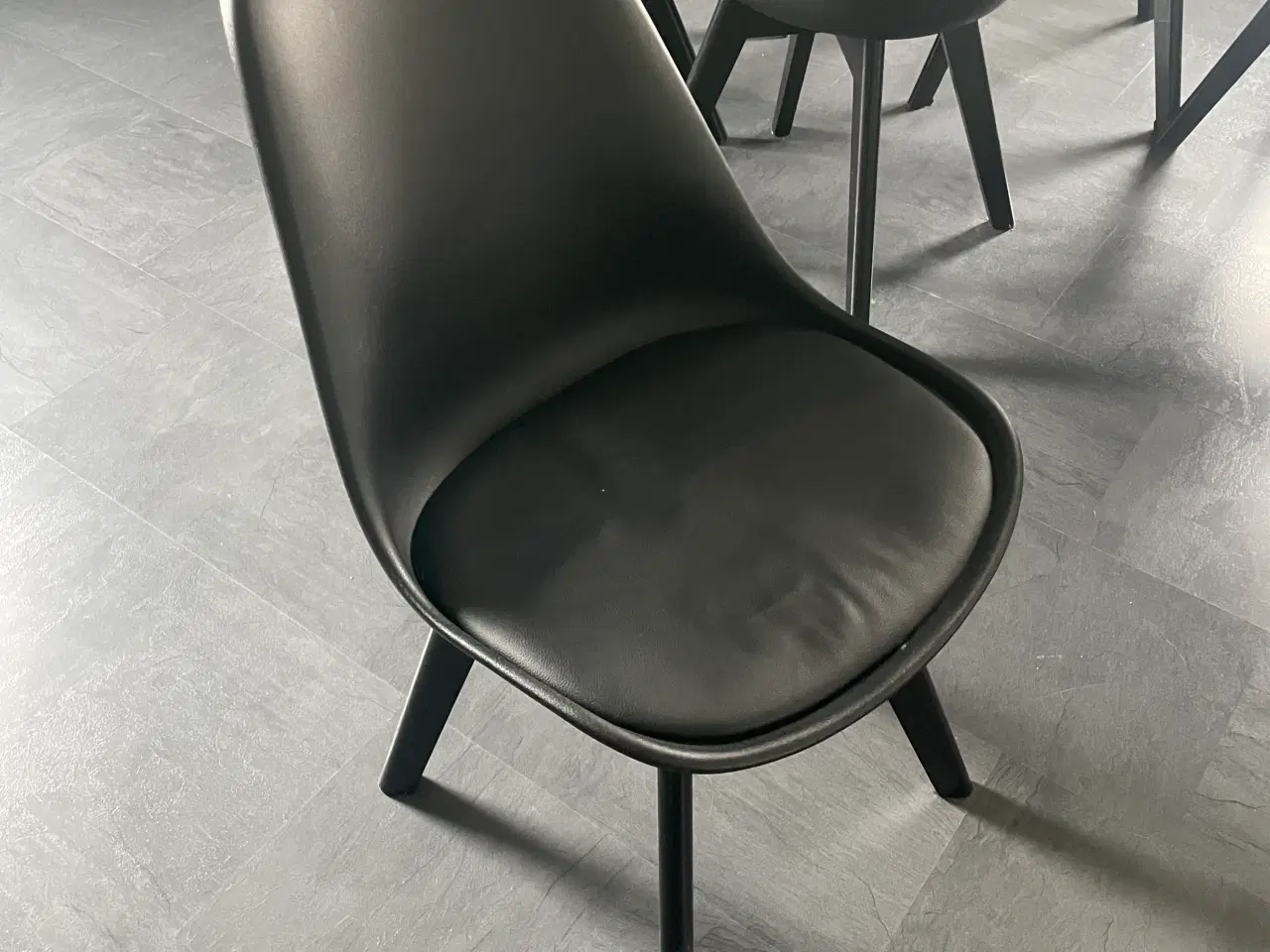 Billede 1 - 10 spisebordsstole i sort med mørke træben