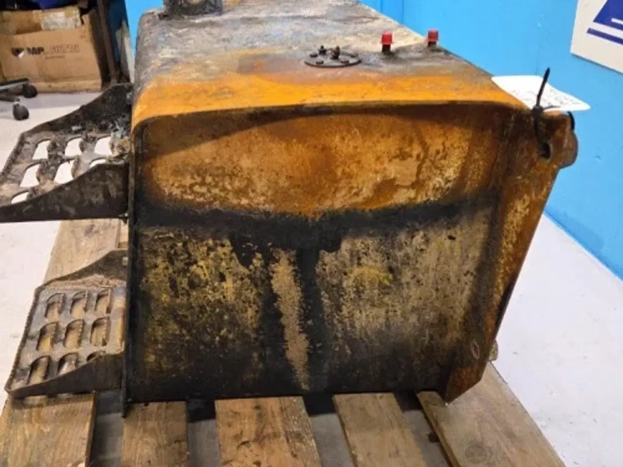 Billede 9 - New Holland LB115B Dieseltank 84262236