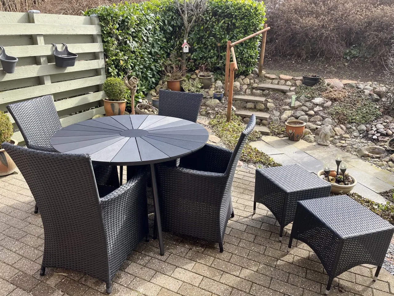 Billede 2 - Pænt velholdt Havebord med 4 stole og 2 skamler