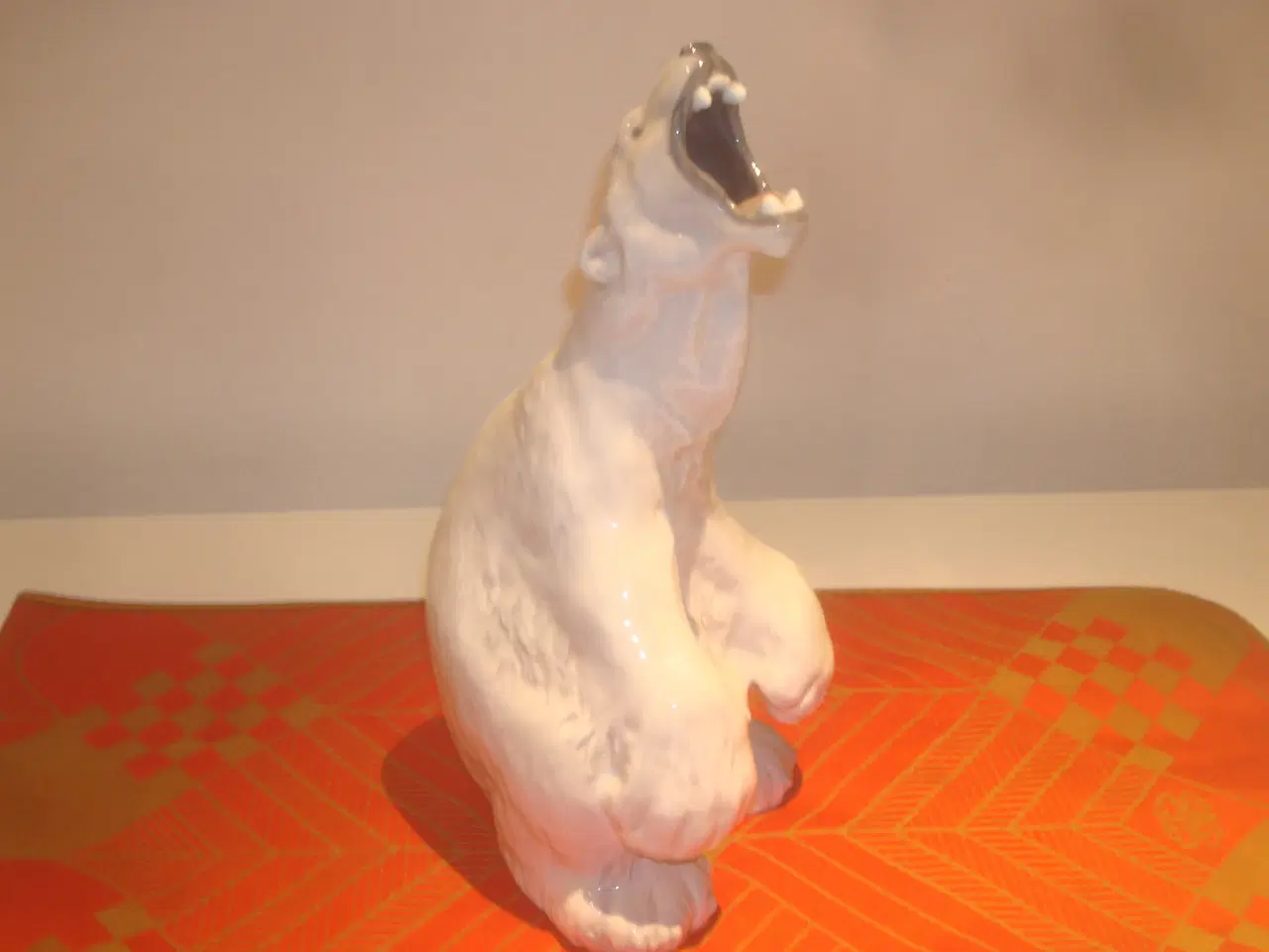 Billede 1 - KGL ISBJØRN - siddende på halen, FLOT, MARKANT