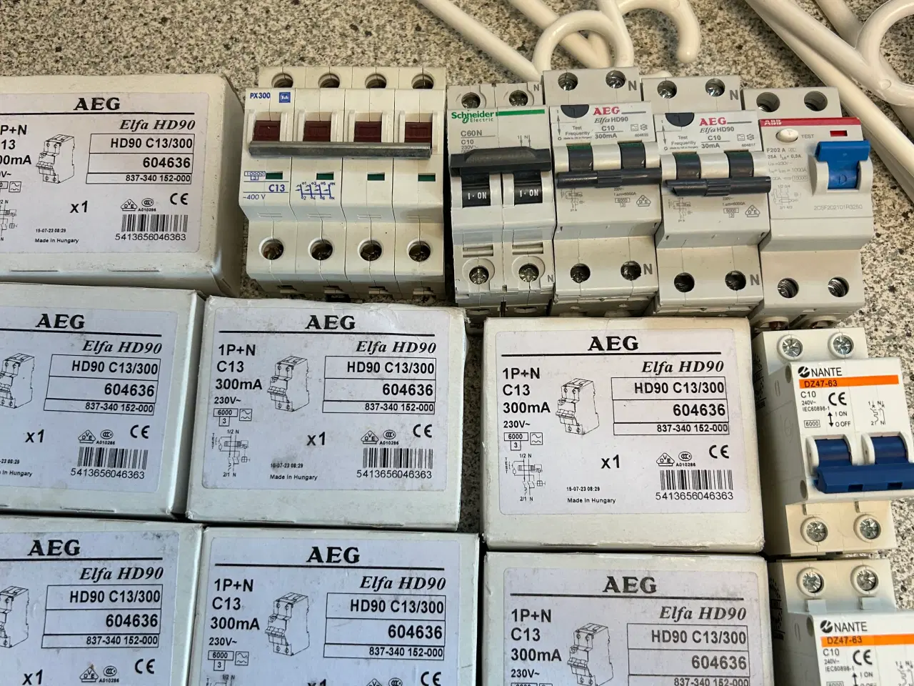 Billede 1 - Eltavle og 18 automatsikringer 