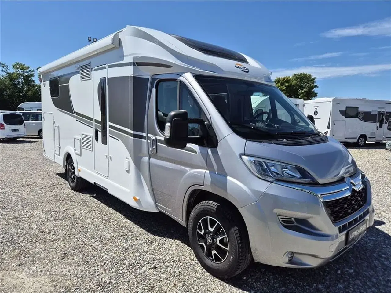 Billede 1 - 2022 - Carado T 447   metalfarvet førerhus. elektrisk trin. solceller. cykelstativ.