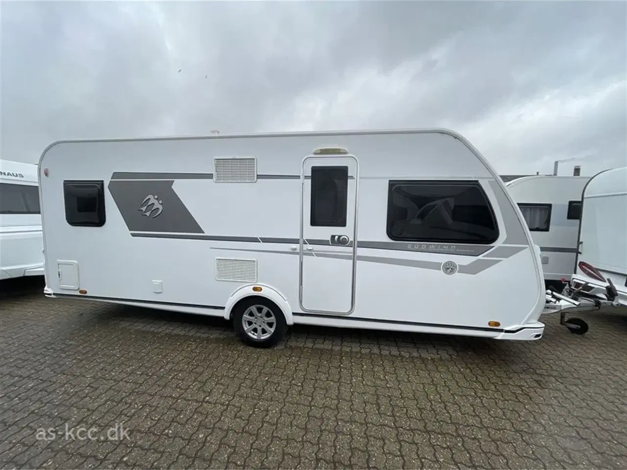 Billede 3 - 2019 - Knaus Südwind Scandinavian Selection 580 UF   Alde Centralvarme, vandbåren gulvvarme,  4 sovepladser, 5 siddepladser, mover, Cykelstativ.