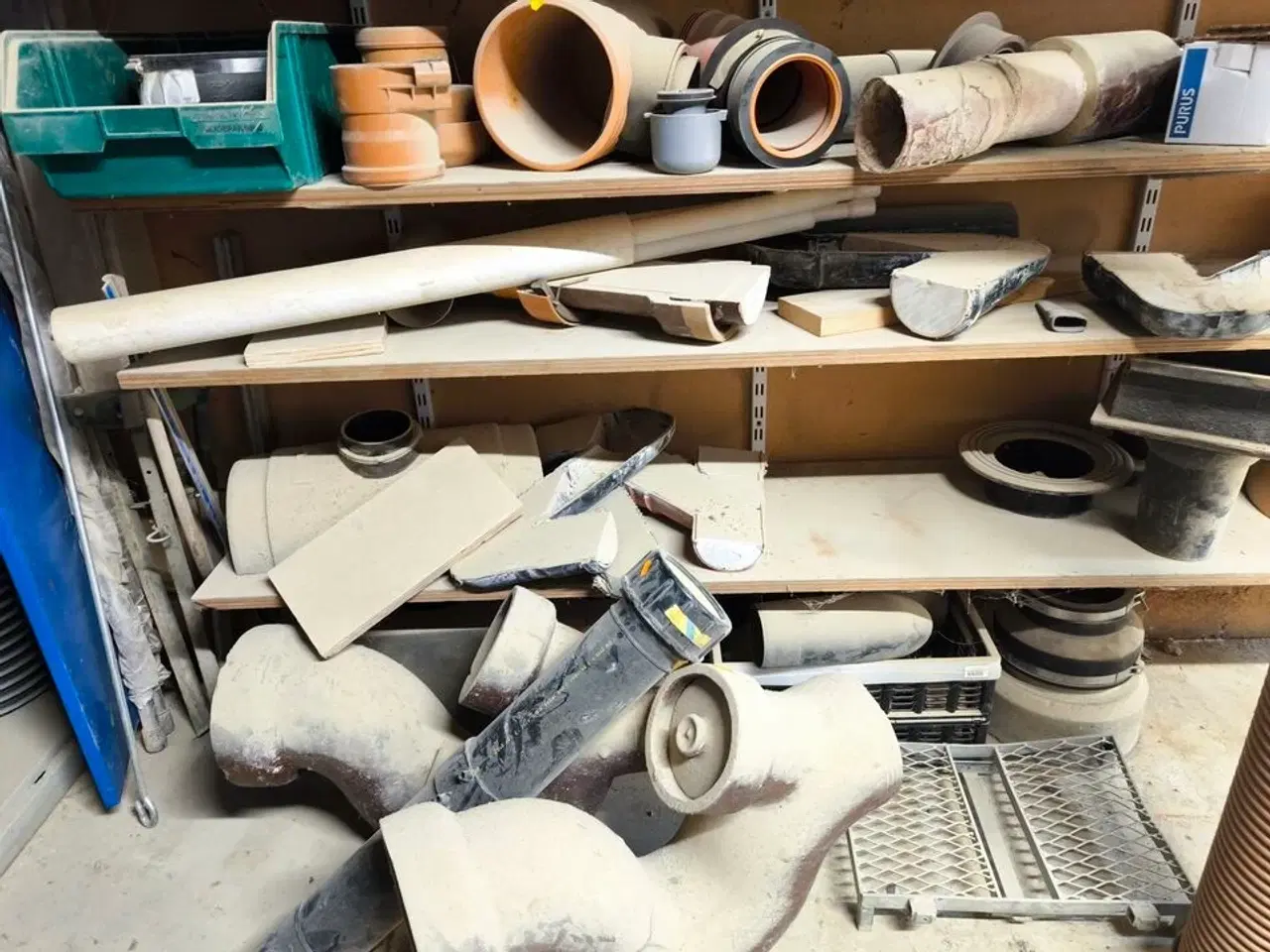 Billede 3 - Indhold på hylder