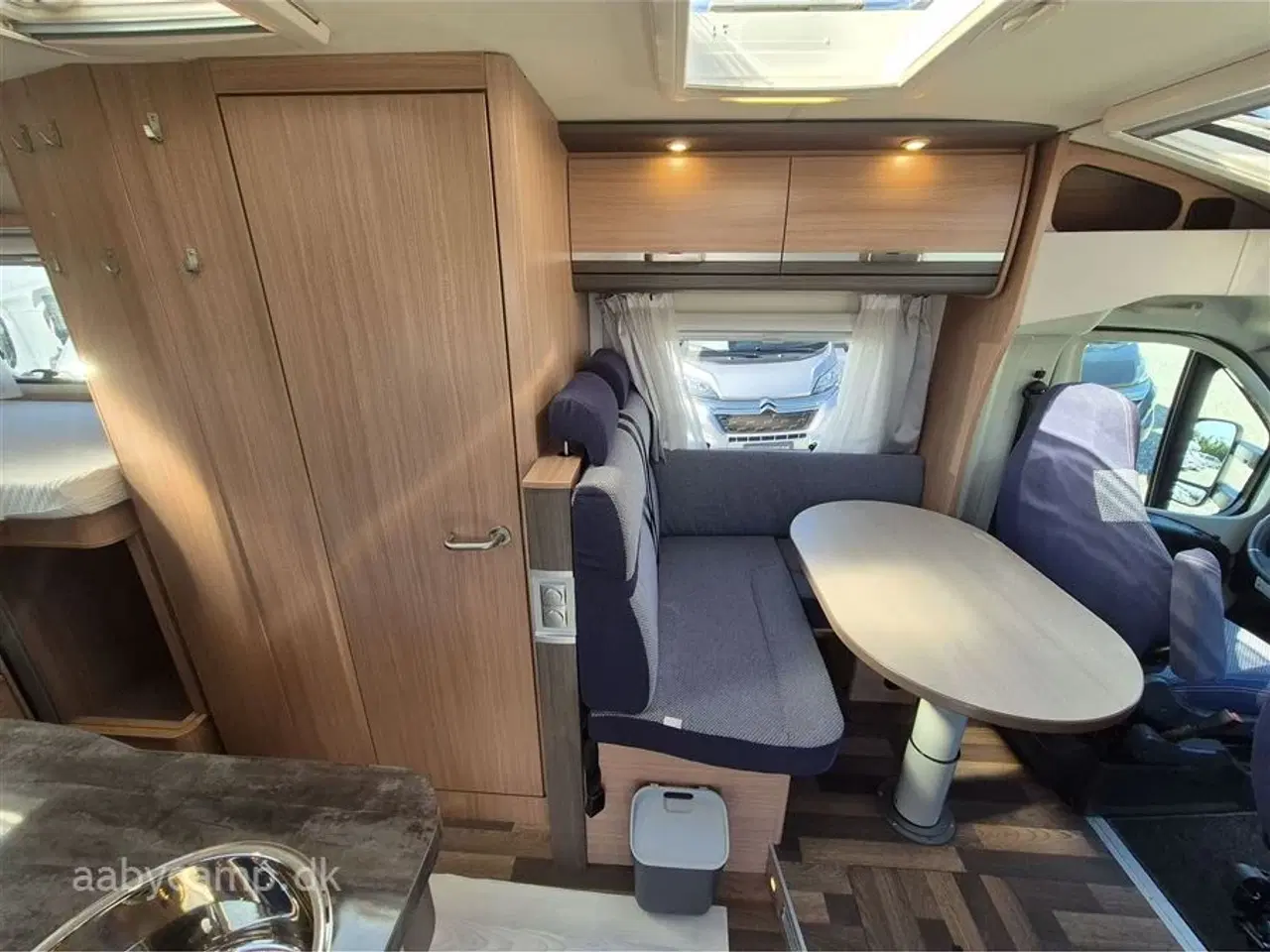 Billede 11 - 2016 - Knaus Sky I 650   Markise. solceller. lithium batteri. luftundervogn på bagaksel. Elektrisk indgangstrin. undervognsbehandlet.