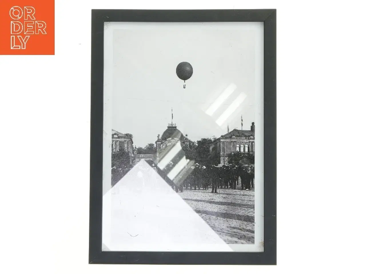 Billede 1 - Sort ramme med sort-hvidt foto fra Nielsen (str. 21x29,7 cm)