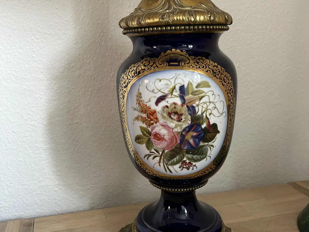 Billede 3 - 2 lamper med forskelligt blomster motiv 