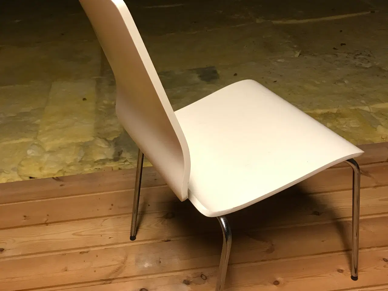 Billede 3 - 4 stole i hvidt træ.  (stabelbare)