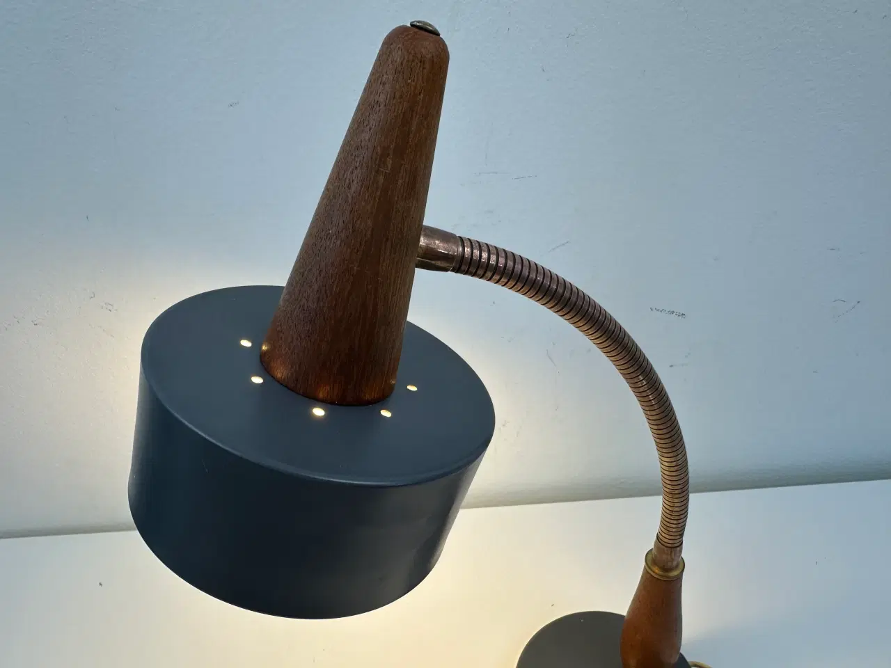 Billede 7 - Retro bordlampe, teak og messing