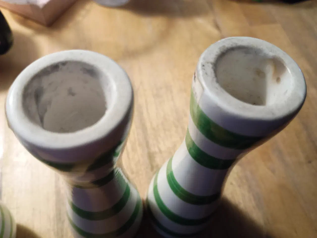 Billede 5 - Kähler sæt med to lysestager og en lille vase.