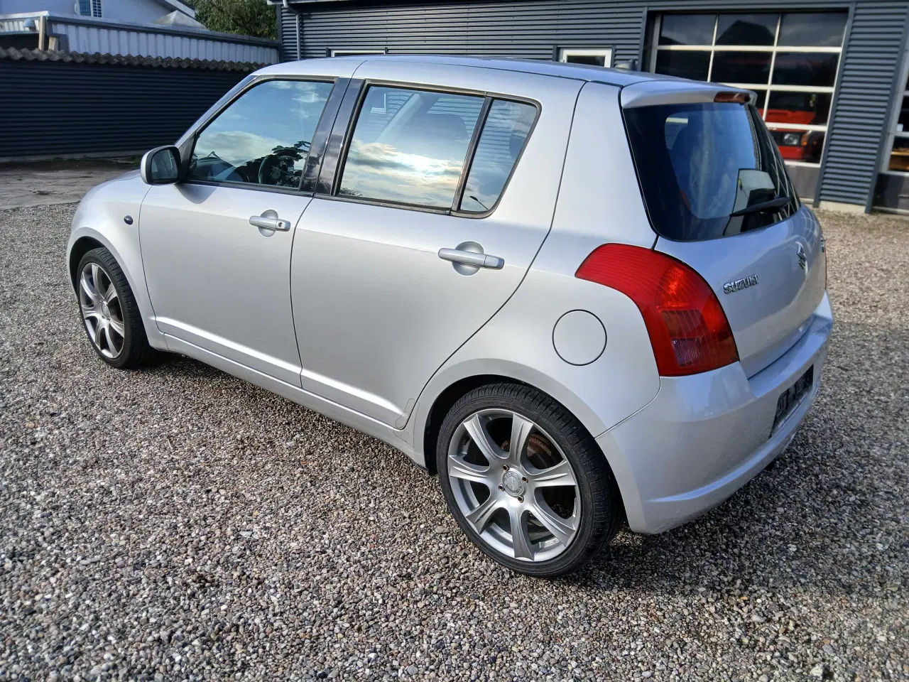 Billede 4 - Suzuki Swift 1,3  5 dørs. Til CVR