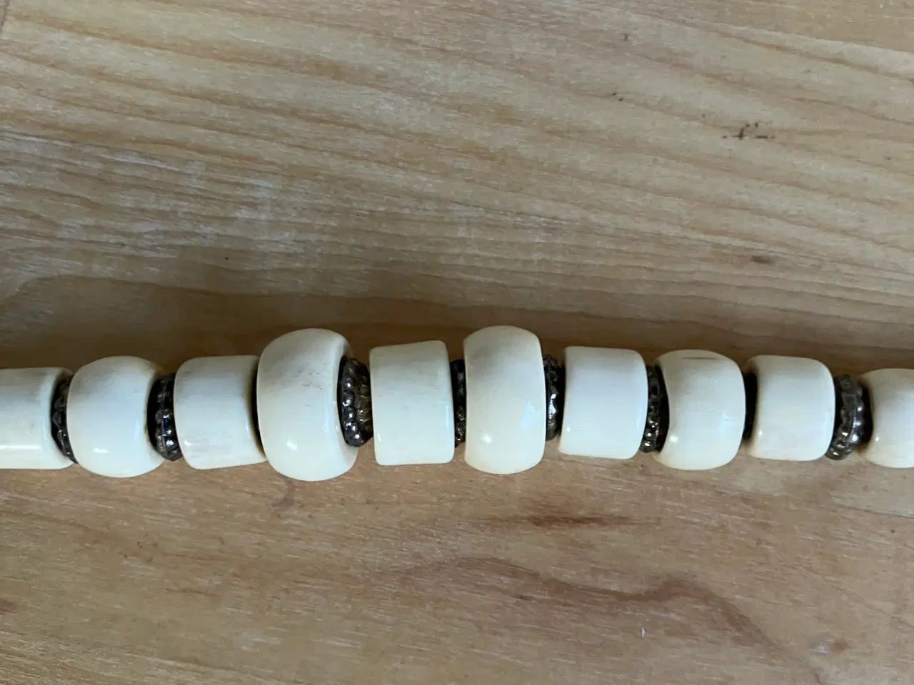 Billede 2 - Halskæde af benperler og metalperler
