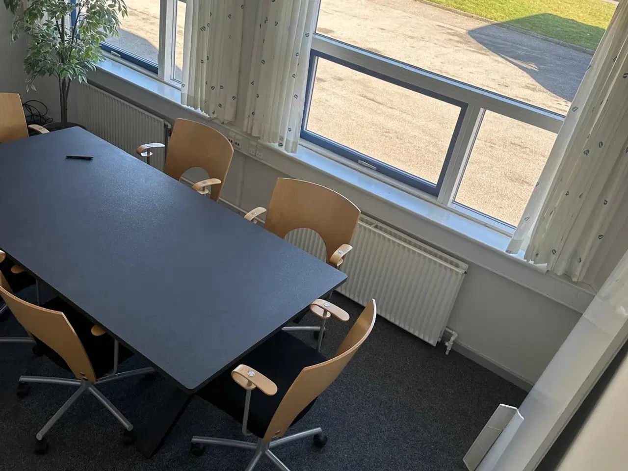 Billede 2 - Mødebord og 6 Kinnarps YIN mødestol