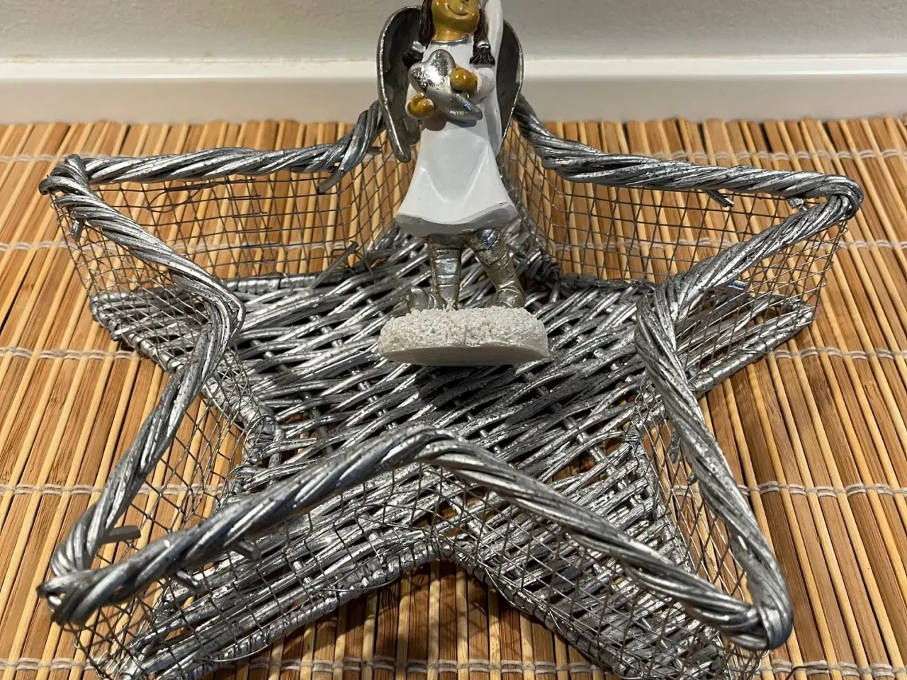 Billede 1 - Dekorativ sølvfarvet stjernekurv+ hvid engel 